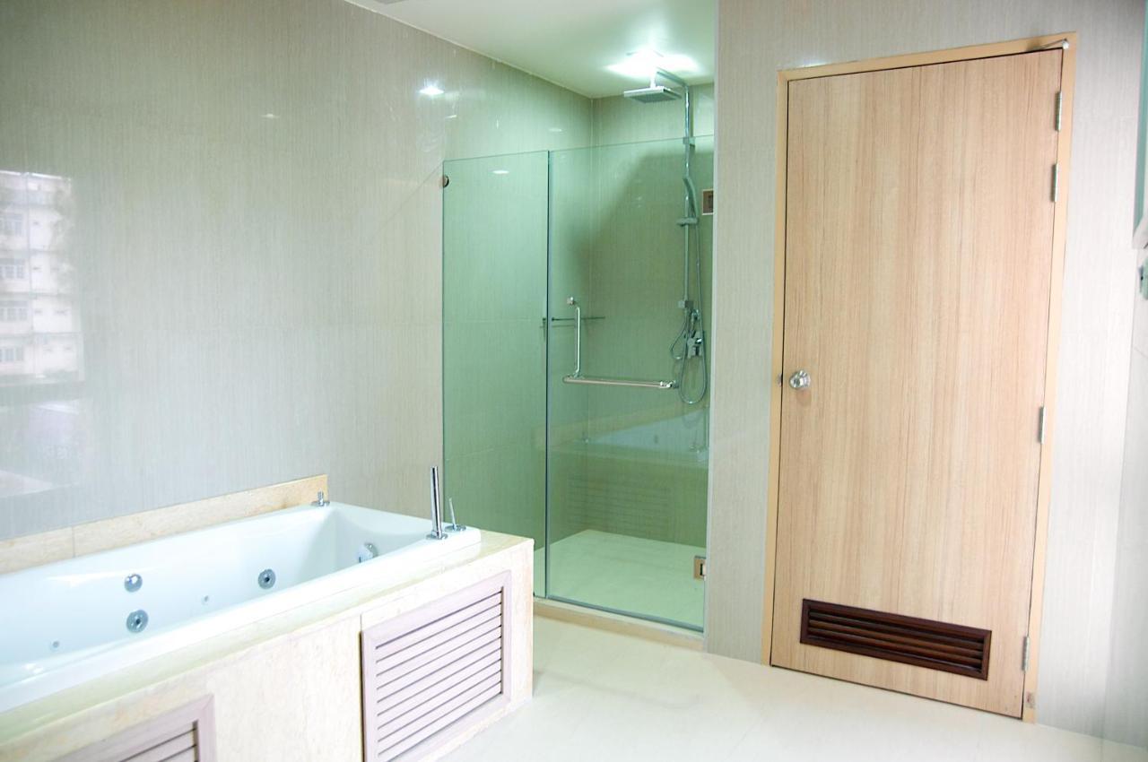 Jolly Suites&Spa Petkasem Haōhng Khēm Екстериор снимка